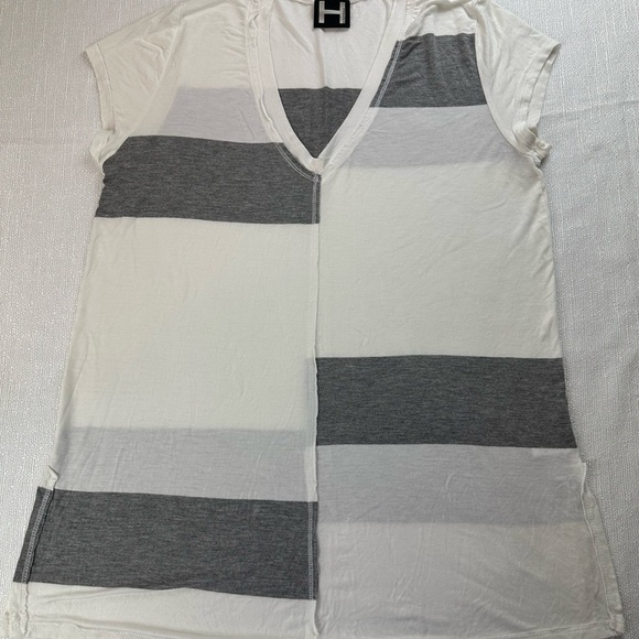 Bordeaux Asymmetrical Short Sleeve T-Shirt White Gray - Picture 2 of 6